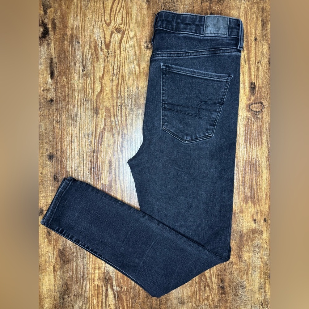 American Eagle "The Dream Jean" Size 8 Short - Inseam 25"